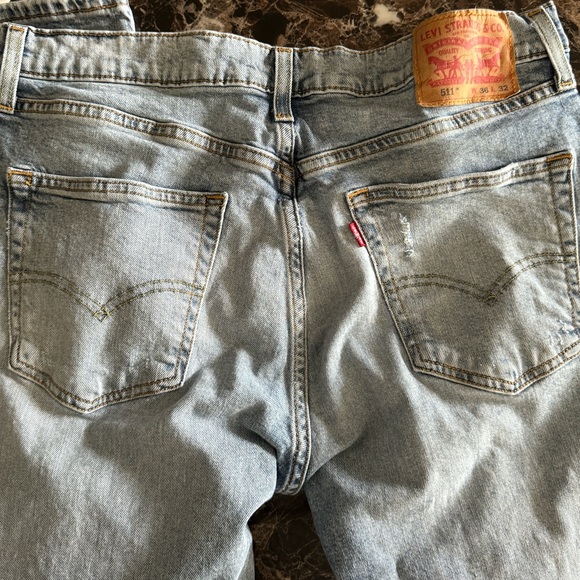 Men’s Distressed Levi Jeans - Picture 6 of 8